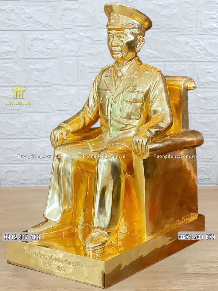Toàn bộ bề mặt được dát vàng 9999 sang trọng